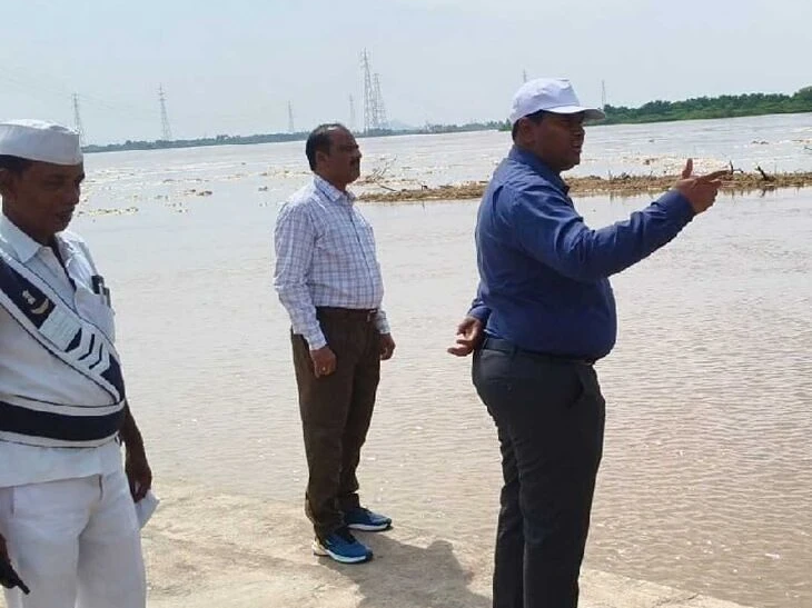 ఇబ్రహీంపట్నం వద్ద కృష్ణా వరద పరిశీలన