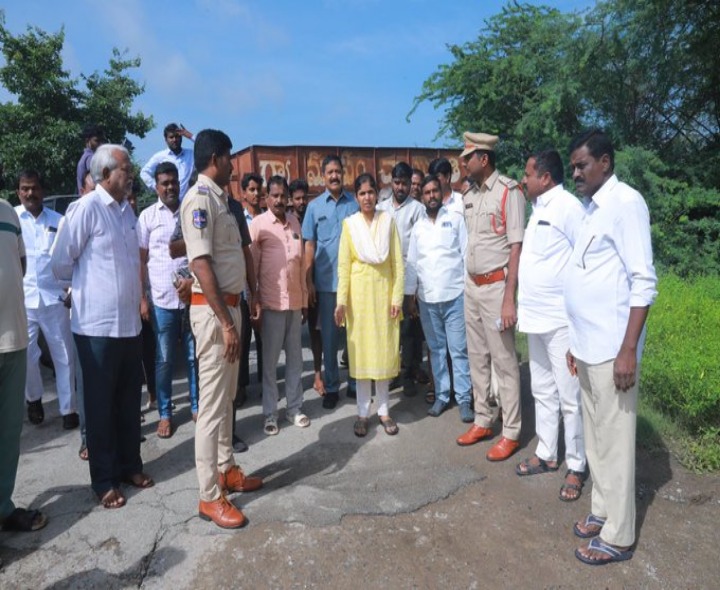 వాగు ప్రవాహాన్ని పరిశీలించిన ఎమ్మెల్యే