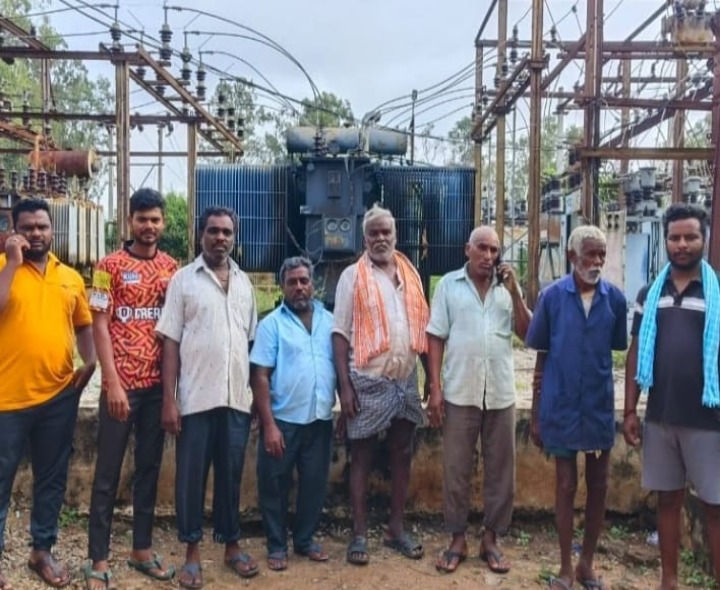 సబ్ స్టేషన్‌లో నిరసనకు దిగిన గ్రామస్తులు