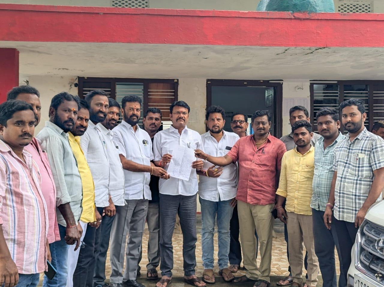 తాహసీల్దార్‌కి వినతి పత్రం