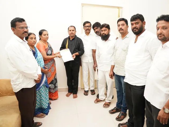 రూ. 5 లక్షల బీమా చెక్కు అందజేసిన ఎమ్మెల్యే