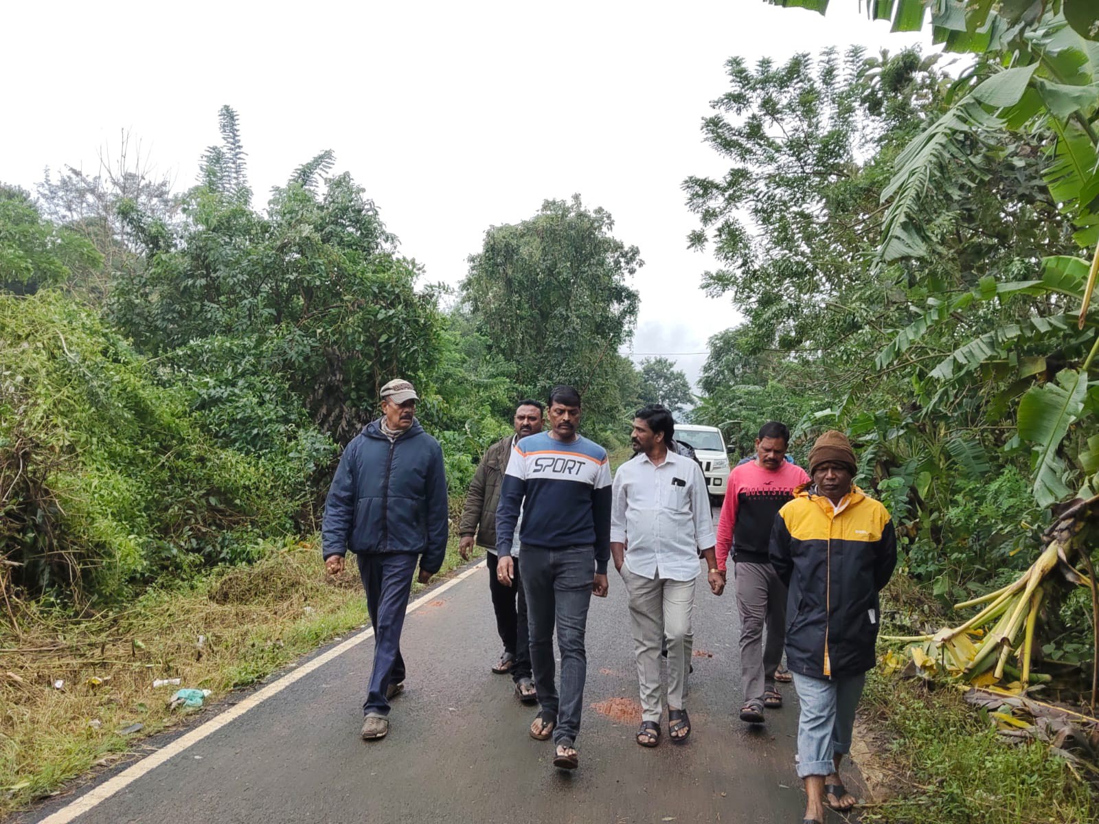 లంబసింగి ప్రాంతంలో పర్యటించిన సీఐ, ఎస్సైలు