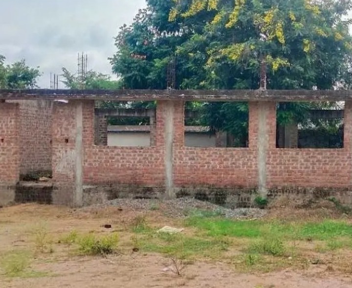 బిల్లులు రాక ఆగిన డైనింగ్ హాల్ నిర్మాణం