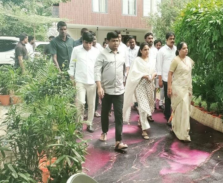 హరీశ్ రావు ఇంటికి కవిత