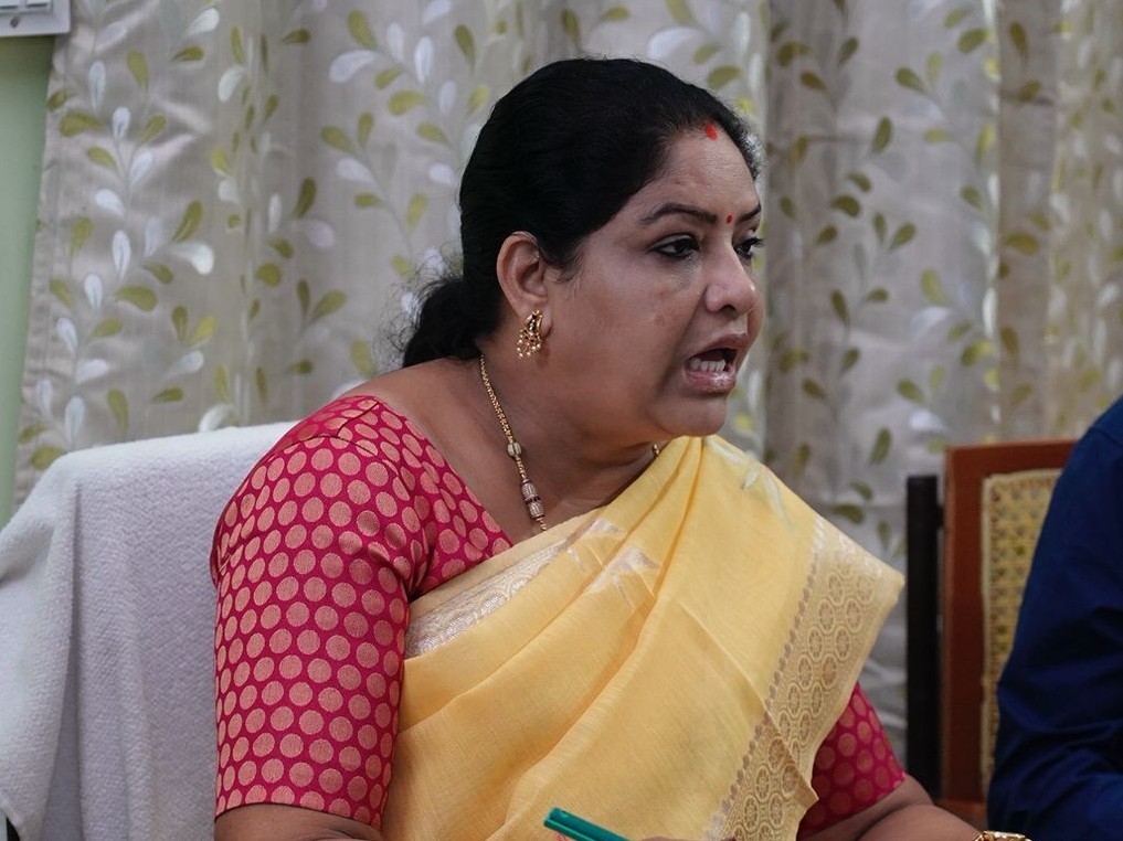 మొంథాపై సమీక్షలు నిర్వహించిన మంత్రి