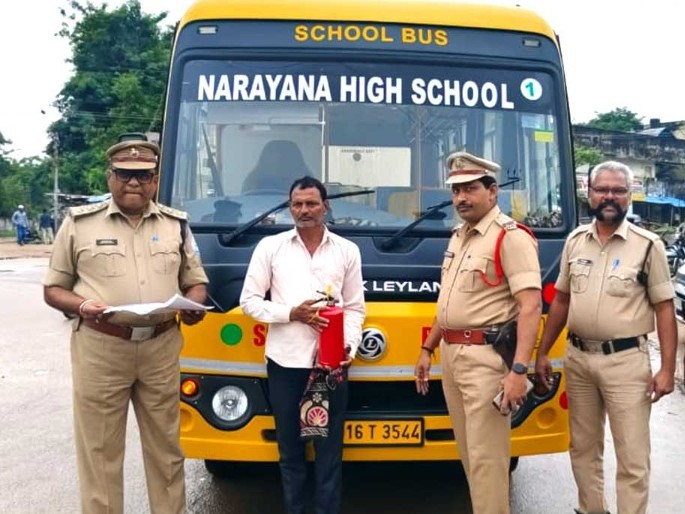 ప్రైవేట్ బస్సులను తనిఖీ చేసిన అధికారులు