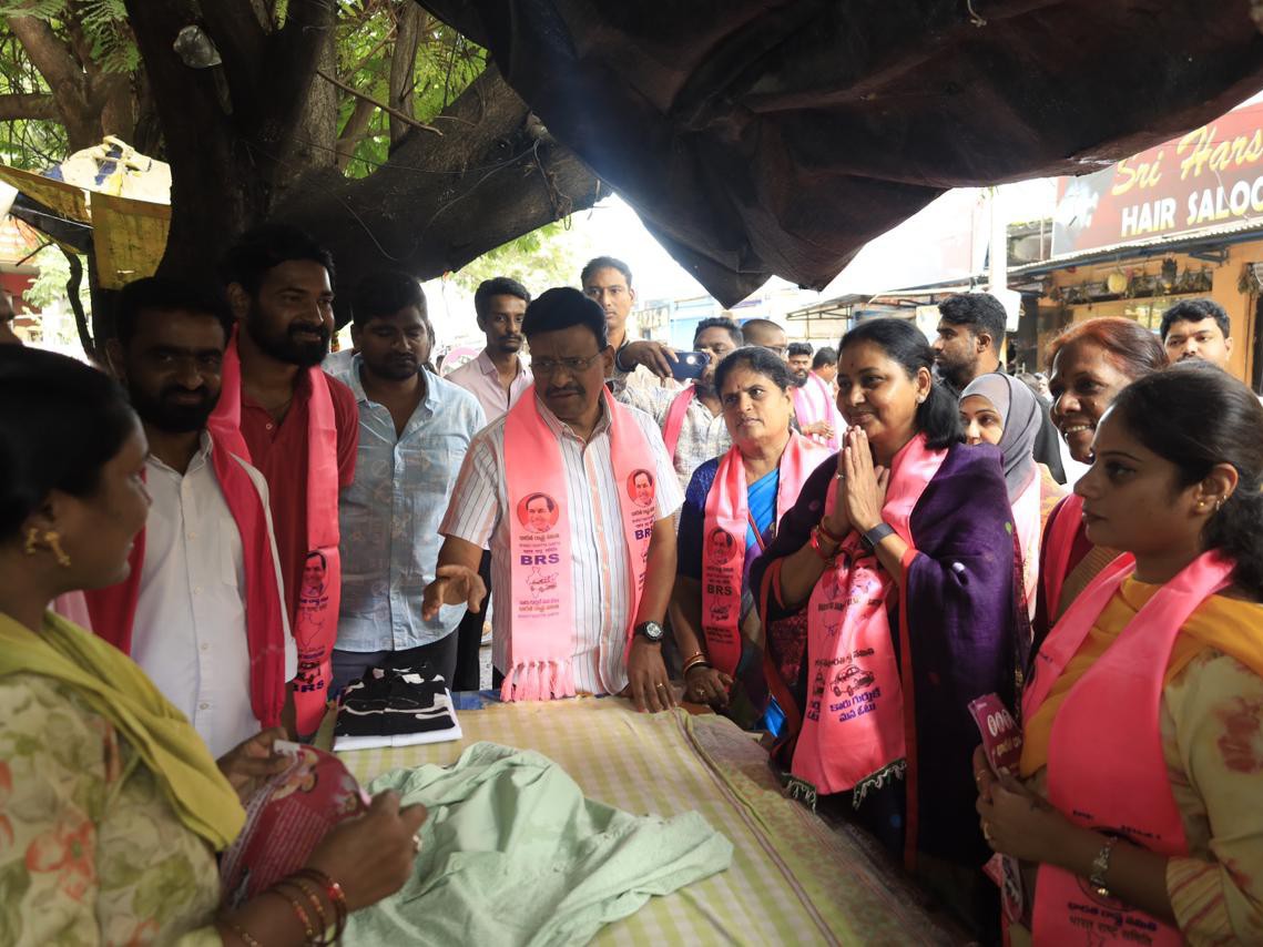 వెంగళరావునగర్ డివిజన్‌లో మాగంటి సునీత ప్రచారం