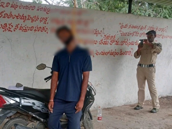 ఉరేసుకొని గుర్తు తెలియని వ్యక్తి ఆత్మహత్య
