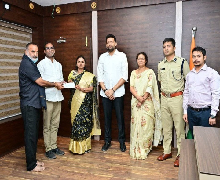 మృతుల కుటుంబాలకు ఆర్థిక సాయం అందజేత