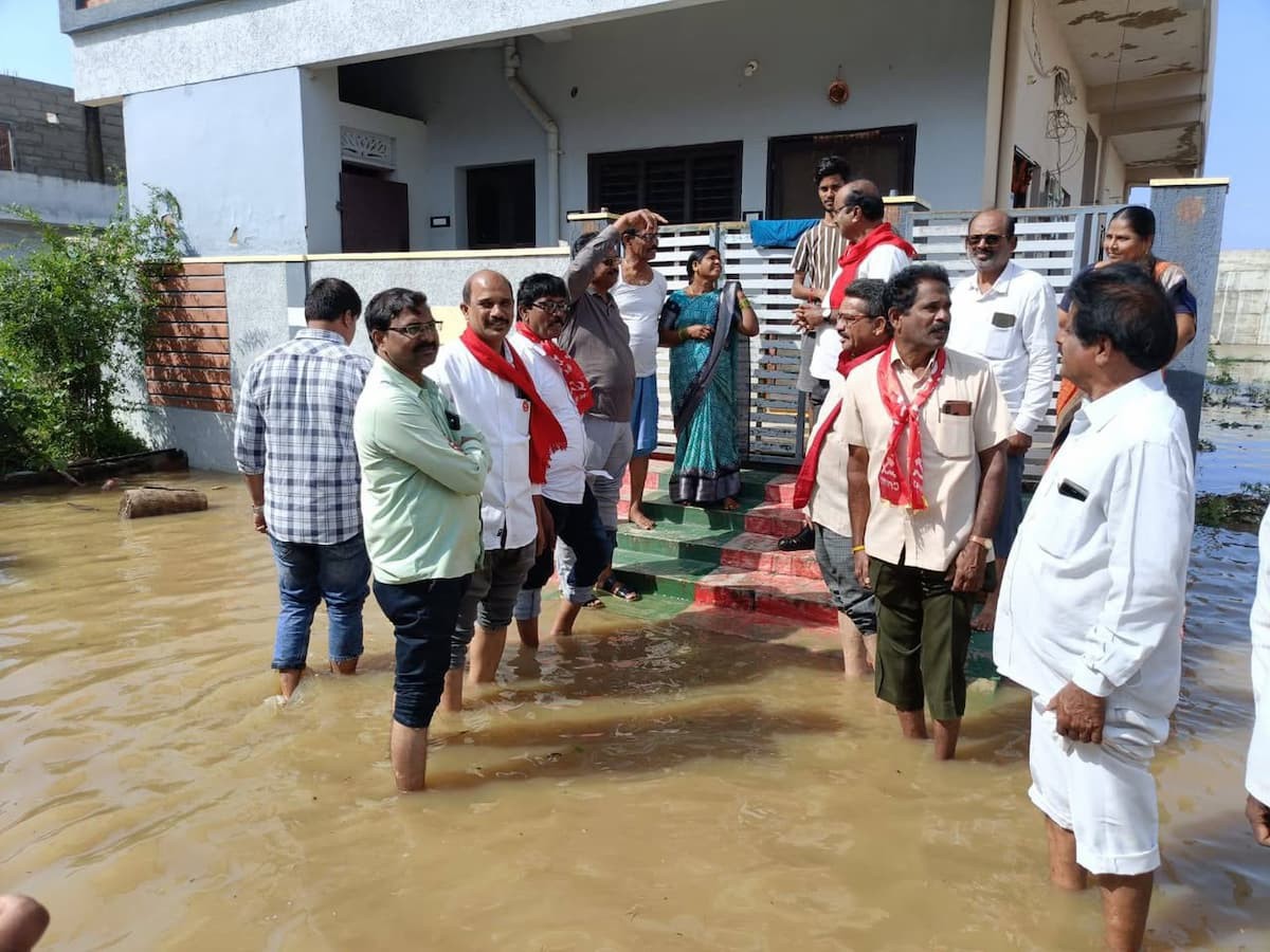 ముంపు ప్రాంతాల్లో పర్యటించిన సీపీఎం నాయకులు