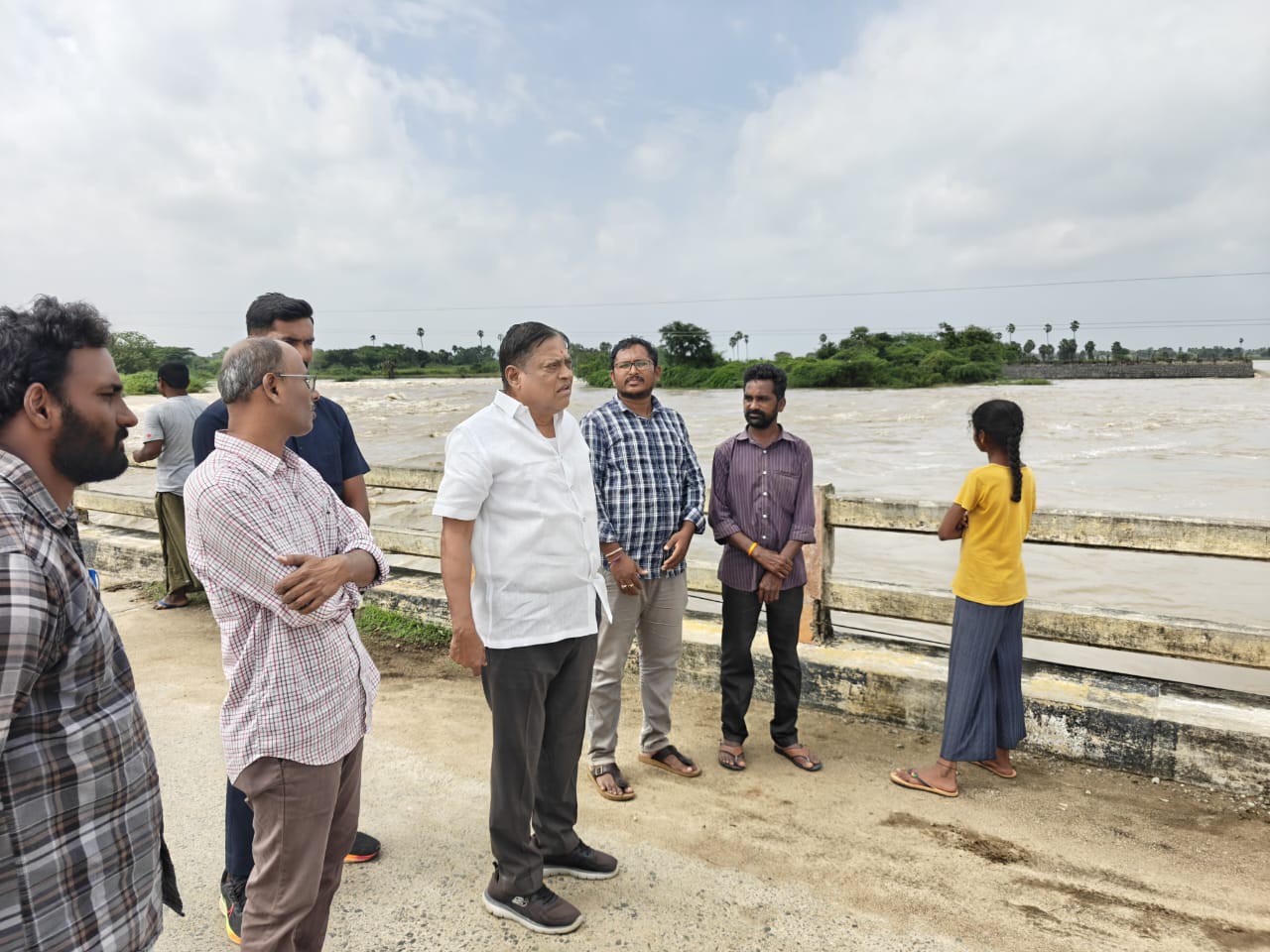 వరద ఉధృతిని పరిశీలించిన మాజీ ఎమ్మెల్యే