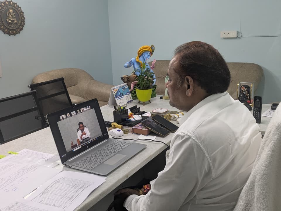 తుఫాన్ పరిస్థితిని జగన్ కు వివరించిన చిన్న శ్రీను