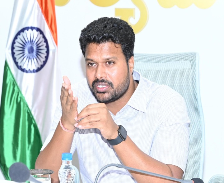 తుఫాన్ పరిహారం పంపిణి చేయాలి: కలెక్టర్