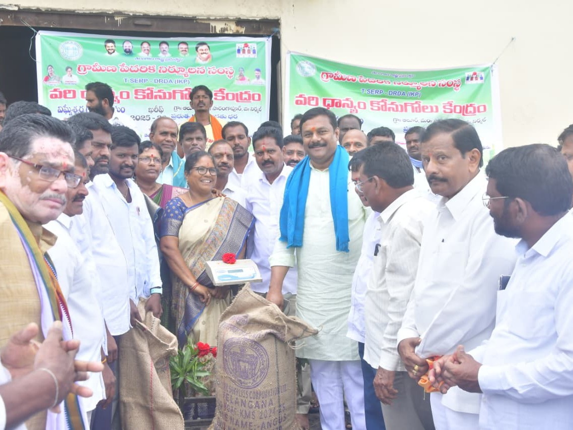 ‘తడిసిన ప్రతి గింజను ప్రభుత్వం కొనుగోలు చేయాలి’