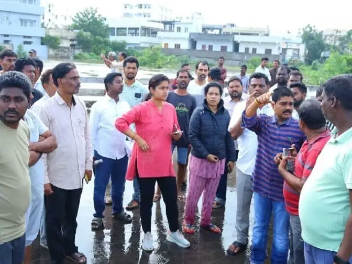 ముంపు ప్రాంతంలో పర్యటించిన.. మున్సిపల్ కమిషనర్