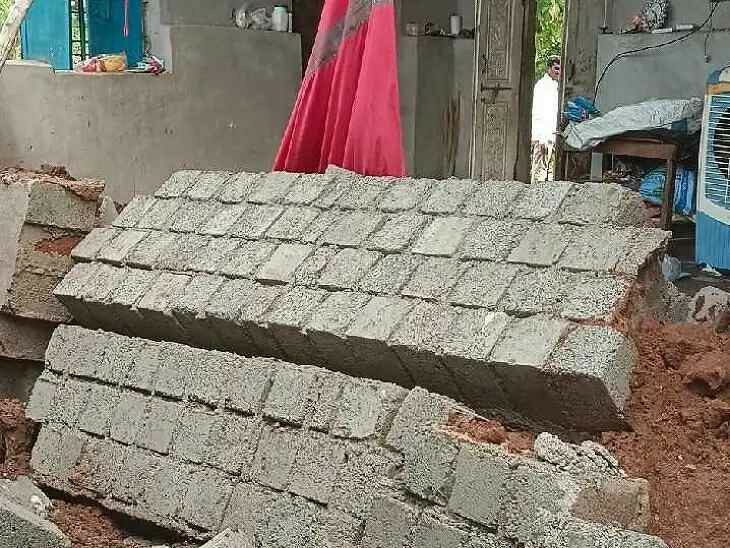 కూలిన ఇల్లు.. తప్పిన ప్రమాదం