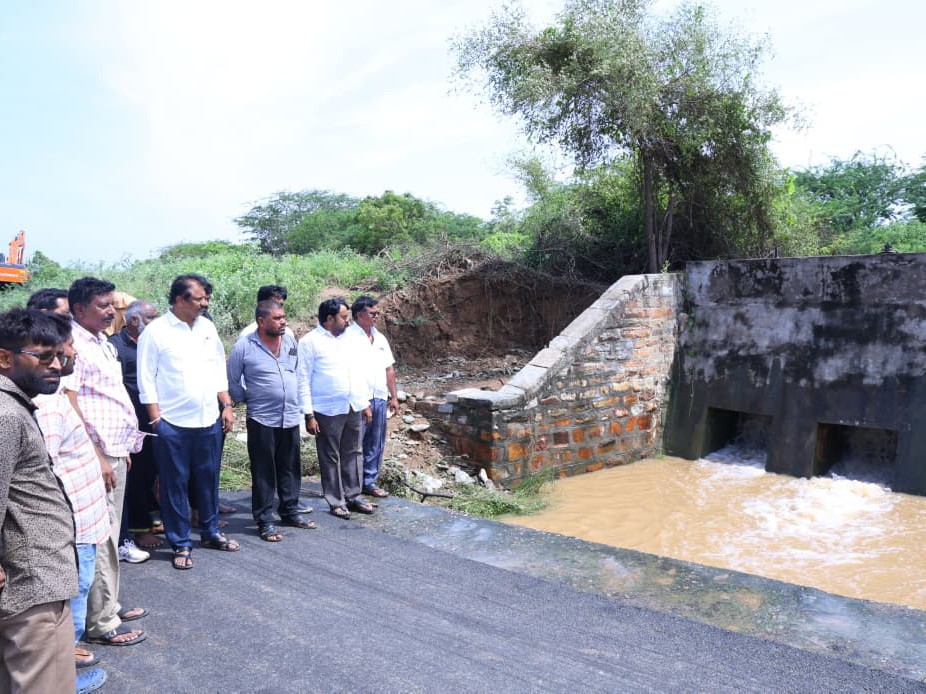 సప్లై ఛానల్ పూడిక తీత పనులను పరిశీలించిన ఎమ్మెల్యే