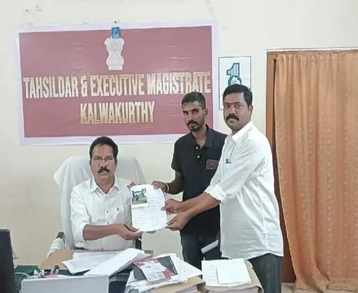 ఇల్లు కూలింది.. ఆదుకోవాలని ఎంఆర్‌వోకు వినతి