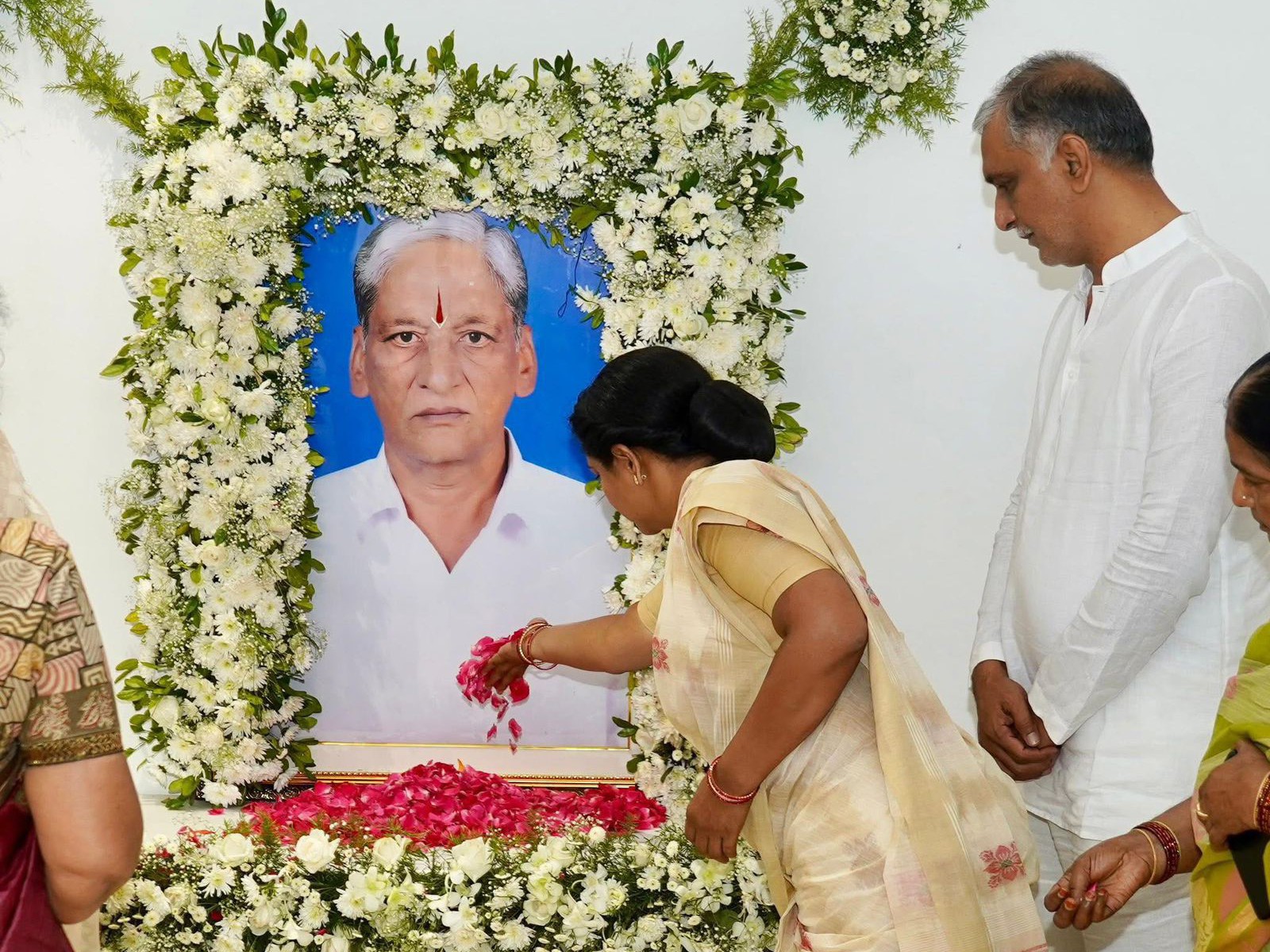 హరీష్ రావు ఇంటికి వెళ్లిన కవిత