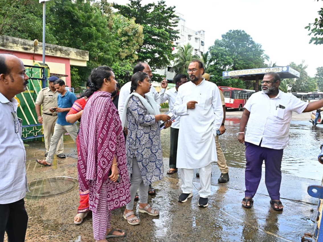 నీరు నిలిచిపోవడంతో అవస్థలు పడుతున్న ప్రయాణికులు