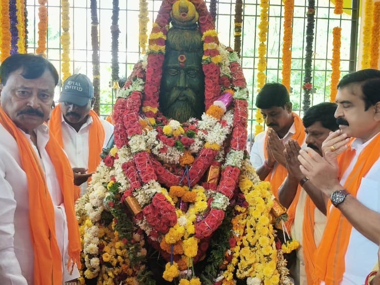 వాల్మీకి విగ్రహ ఆవిష్కరణలో పాల్గొన్న ఎంపీలు