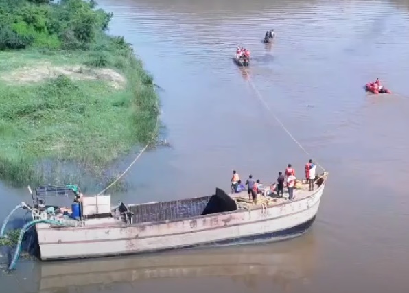 పెన్నా నదిలో చిక్కుకున్న పడవల వెలికితీత