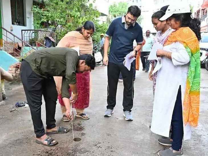రోడ్ల నిర్మాణంలో నాణ్యతను పరిశీలించిన కమిషనర్