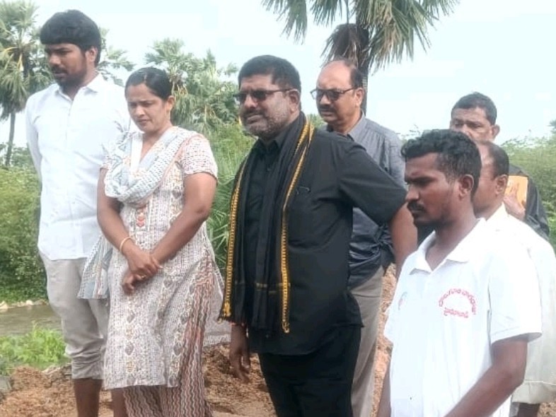 ముప్పుకు గురైన ప్రాంతాన్ని పరిశీలించిన ఎమ్మార్వో