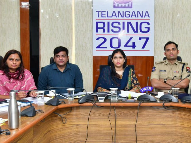 వర్షాల వల్ల కలిగిన నష్టంపై సమీక్షించిన కలెక్టర్