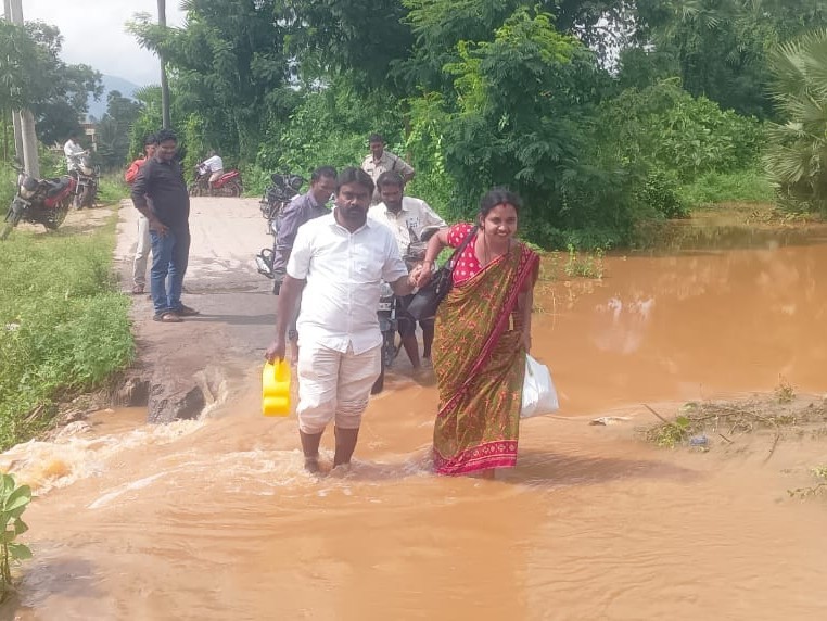 దెబ్బతిన్న కల్వర్ట్.. రాకపోకులకు అంతరాయం
