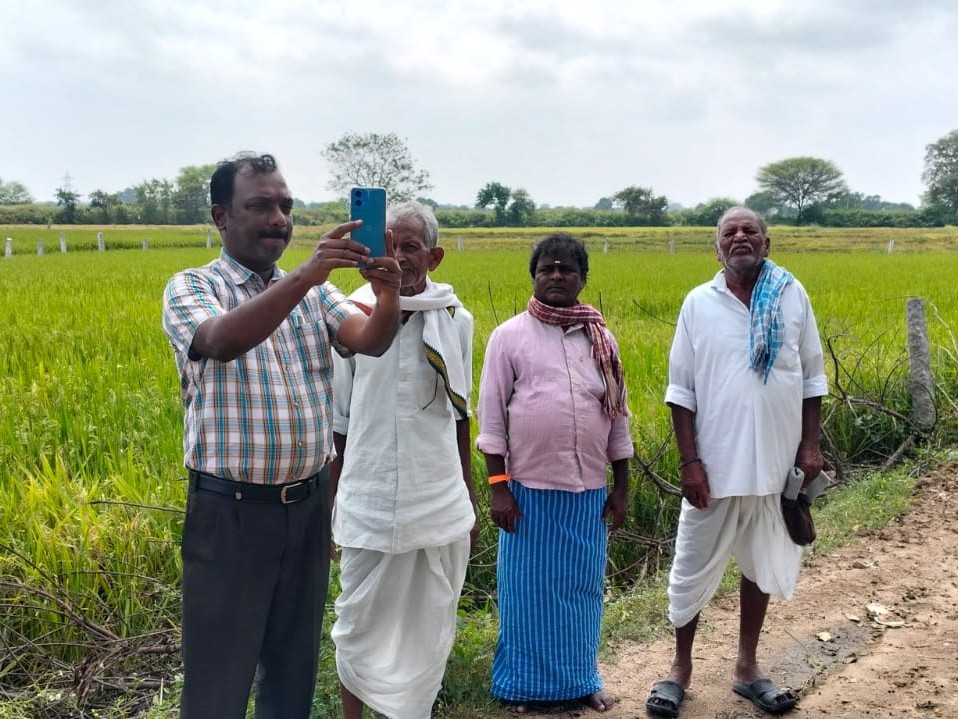 పంటల నమోదు పరిశీలించిన జిల్లా వ్యవసాధికారి