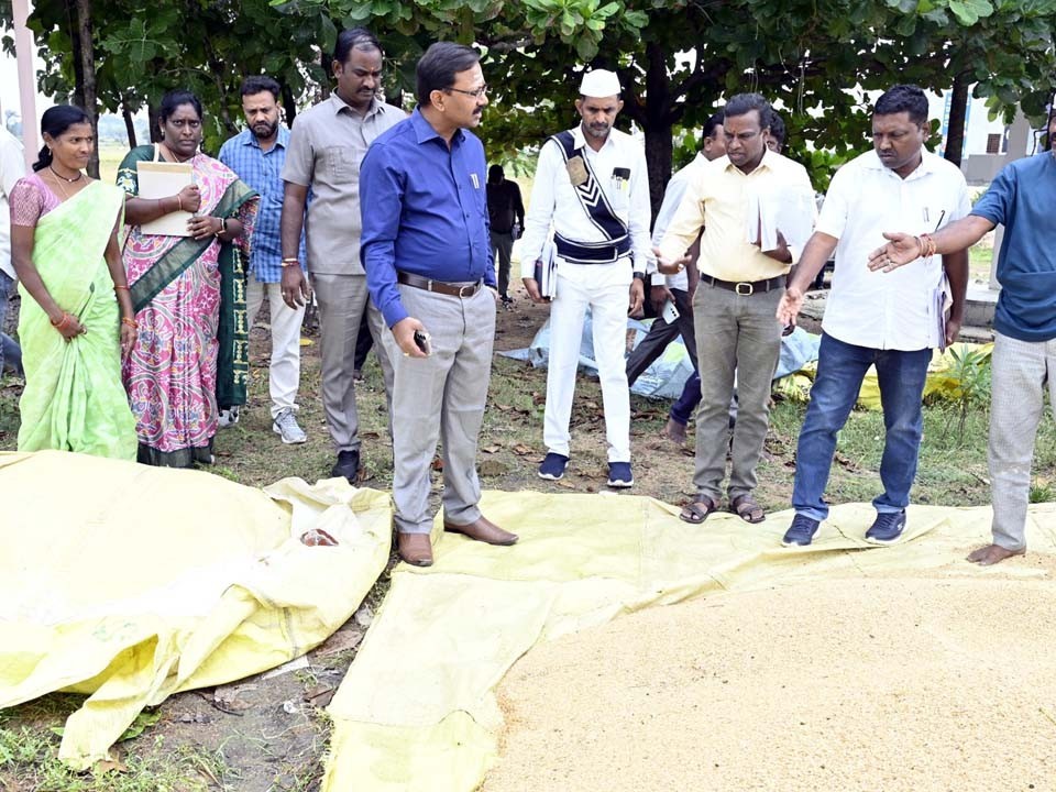 ధాన్యం కొనుగోళ్లలో నిర్లక్ష్యంపై కలెక్టర్​ అగ్రహం