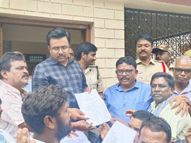 FRO కార్యాలయం ఎదుట రైతుల ధర్నా