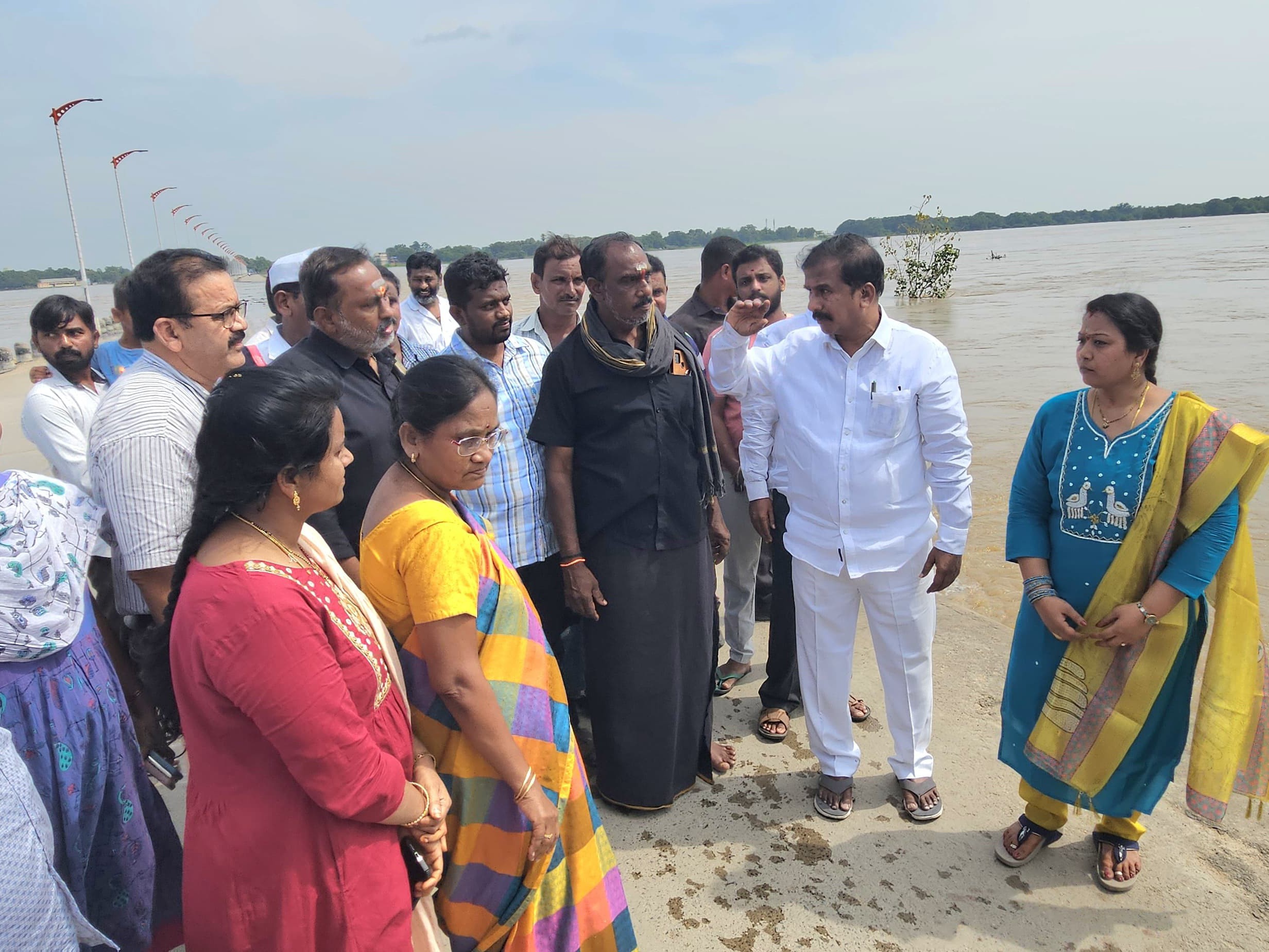 బ్రిడ్జిపై రాకపోకలు నిలిపివేయండి: తాతయ్య