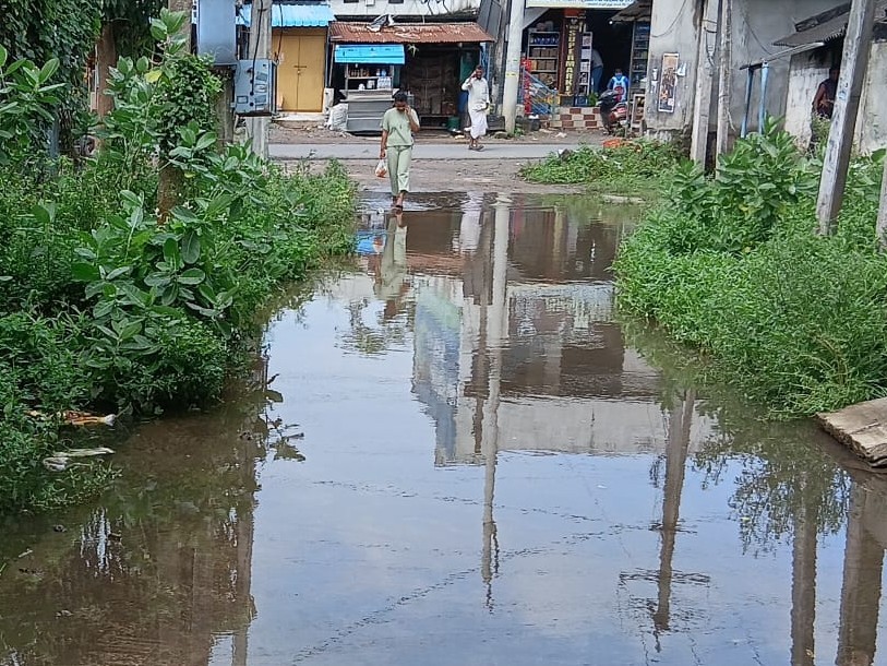 గ్రామాల్లో నిలిచిన వర్షం నీరుతో అవస్థలు