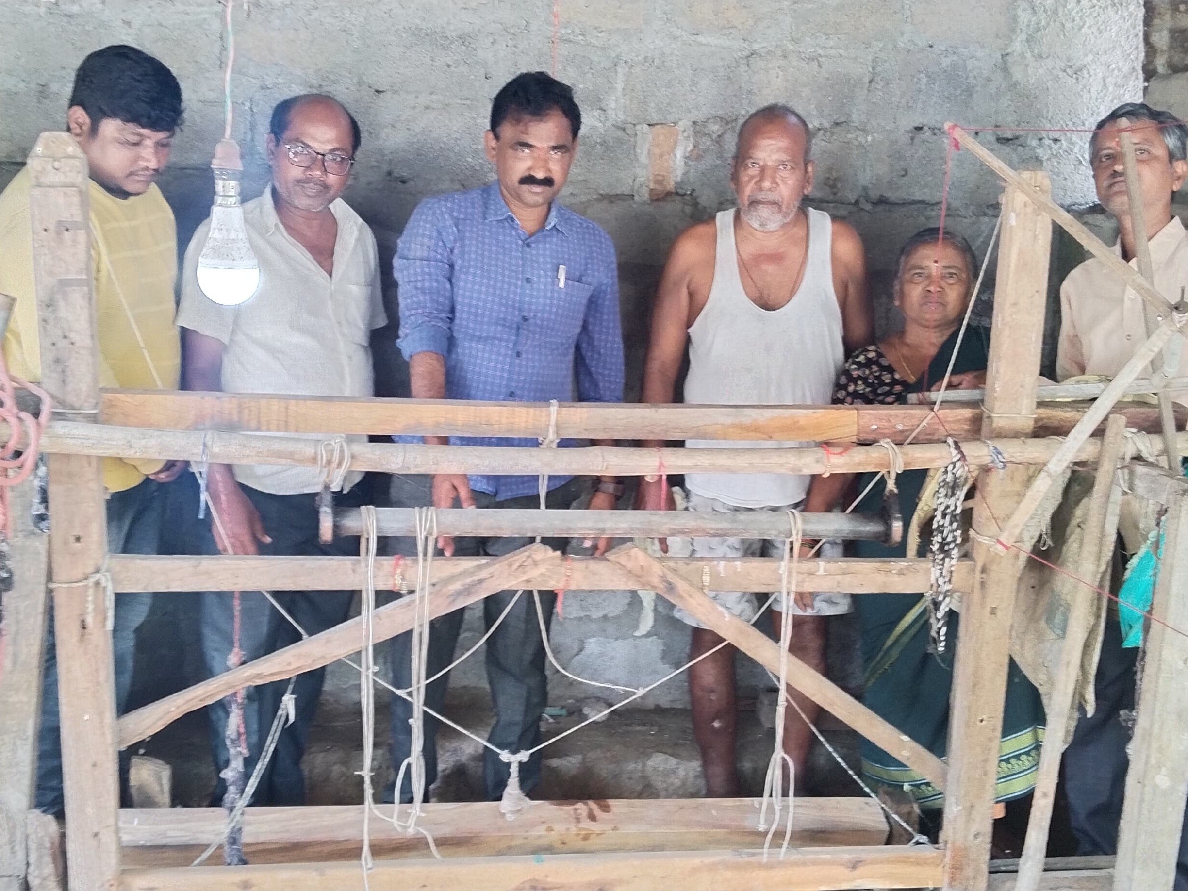 ‘నష్టపోయిన చేనేత కార్మికులను ప్రభుత్వం ఆదుకుంటుంది’