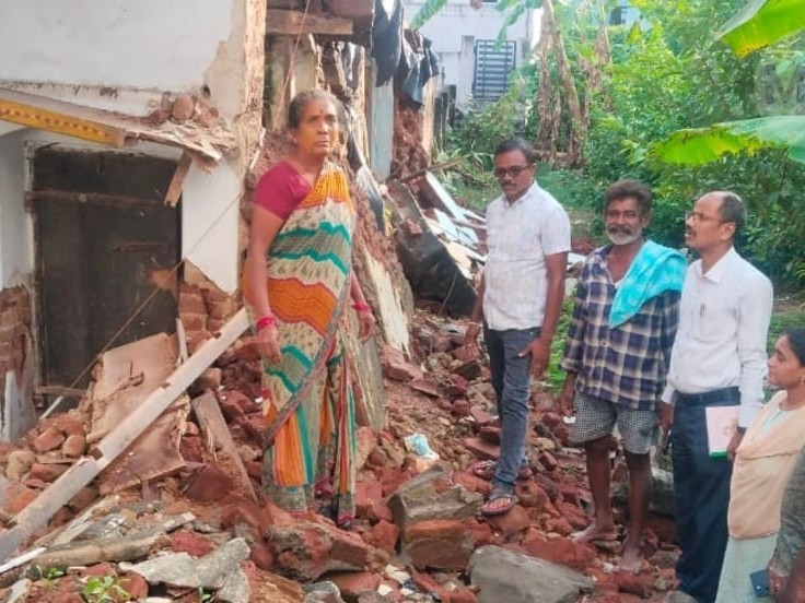 భారీ వర్షాలకు కూలిన పెంకుటిల్లు