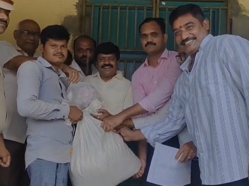 పాతపట్నంలో తుఫాన్ బాధితులకు పరిహారం అందజేత