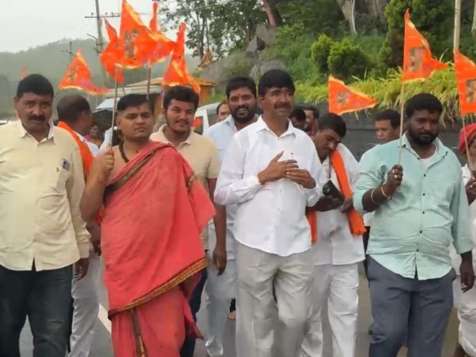 షిరిడీకి పాదయాత్రగా బయలుదేరిన భక్తులు