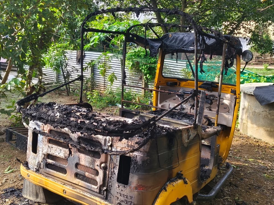 పలు వాహనాలకు నిప్పు పెట్టిన గుర్తు తెలియని వ్యక్తులు