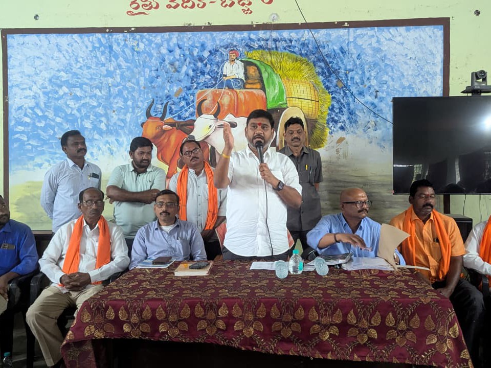 ‘అటవీ అధికారులు ఇళ్ల నిర్మాణాన్ని అడ్డుకోవడం సరికాదు’