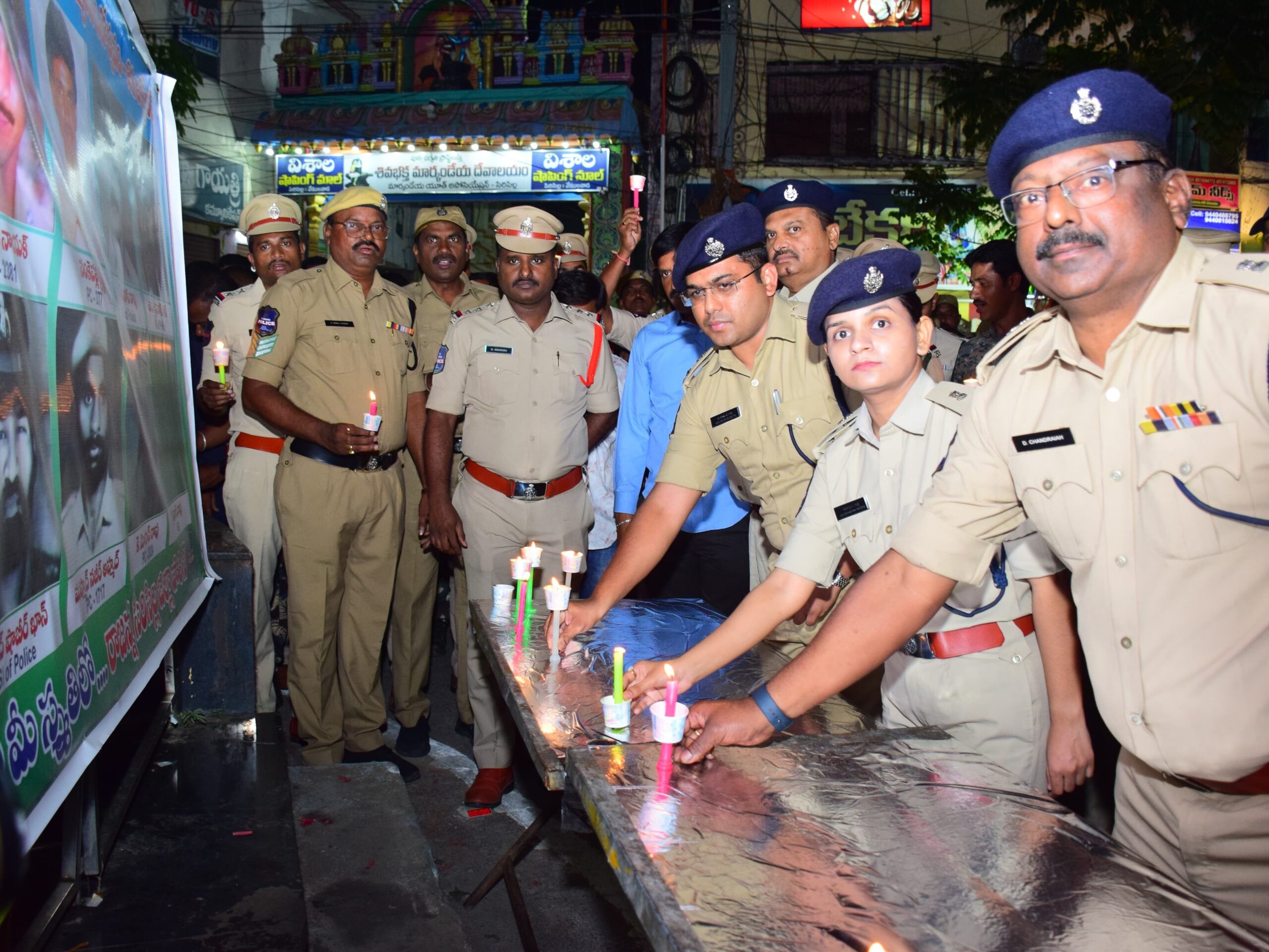 సిరిసిల్లలో పోలీసుల కొవ్వొత్తుల ర్యాలీ