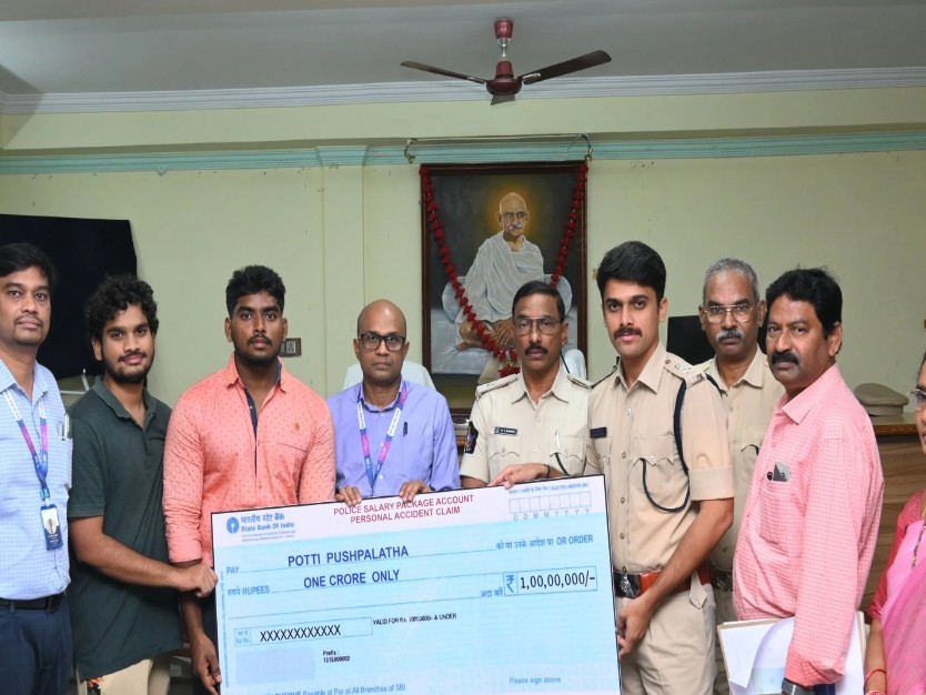 బాధిత కుటుంబానికి రూ.1 కోటి చెక్కు‌ను అందజేసిన ఎస్పీ