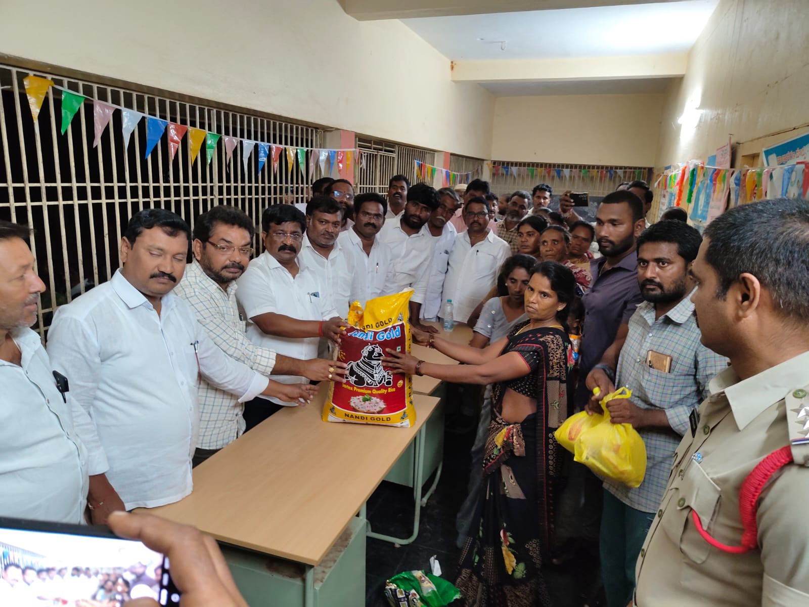 నిత్యవసరసైకులు పంపిణీ చేసిన ఎమ్మెల్యే