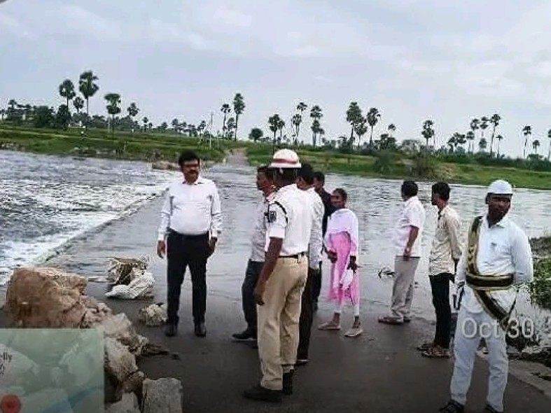 మూసీ ఉద్ధృతిని పరిశీలించిన కలెక్టర్