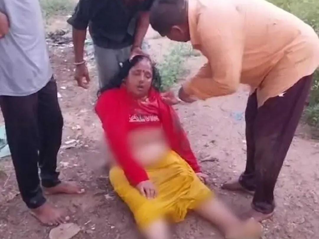 వరదలో కొట్టుకుపోయిన దంపతులు.. మహిళ మృతి