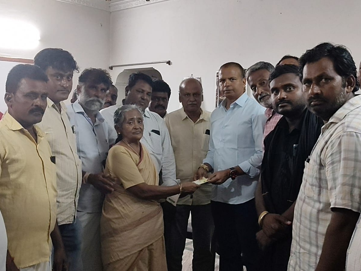 ముఖ్యమంత్రి సహాయ నిధి చెక్కు పంపిణీ