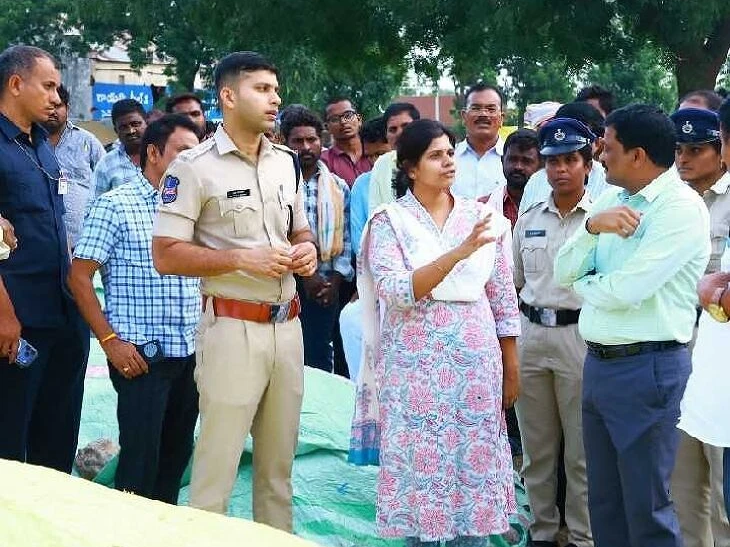 ధాన్యం తడవడంతో సెంటర్‌ ఇన్‌ఛా‌ర్జ్‌కి షోకాజ్