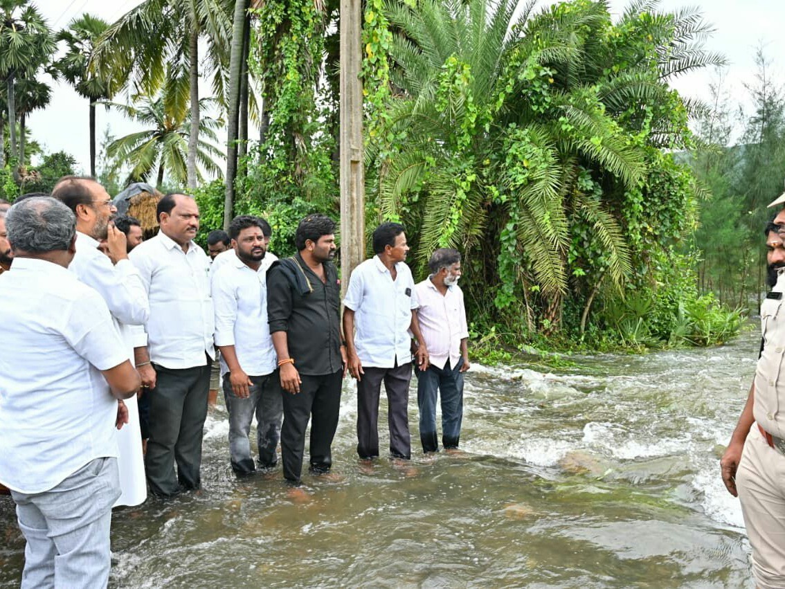 మునిగిన పంట పొలాలను పరిశీలించిన ఎమ్మెల్యే