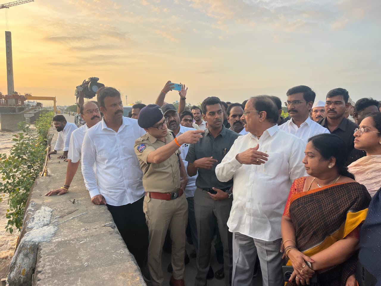 మున్నేరు నది వరద ప్రభావాన్ని పరిశీలించిన మంత్రి